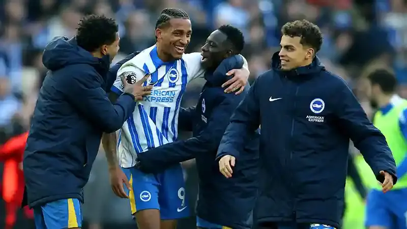 Brighton secured a 2-1 victory over Fulham, thanks to a late penalty converted by João Pedro, enhancing their prospects of qualifying for European competition.